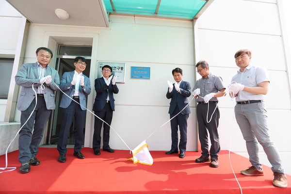 22일 전북 완주군 농촌진흥청 국립원예특작과학원에서는 이상기상연구동을 채소 생육데이터센터로 지정하는 현판식이 열렸다.산업통상자원부 국가기술표준원으로부터 참조표준 데이터센터로 지정됨에 따라 국립원예특작과학원 이상기상연구동에서 생산된 농업데이터는 국가 표준 데이터로 각계에 보급되게 된다.  △사진제공=농촌진흥청